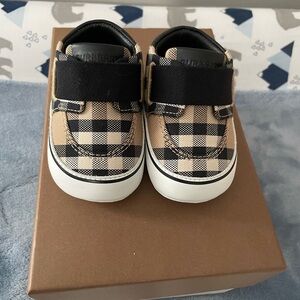 Burberry crib shoes